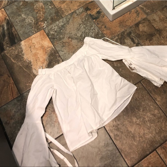 BNWT White Off The Shoulder Long Sleeve - Picture 1 of 3